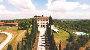 italy2u Fattoria del Cerro is located in a strategic position: it’s close to art cities such as Florence and Siena; it is close to small medieval villages such as Montepulciano and Pienza and it’s also close to thermal sites such as Chianciano Terme.​